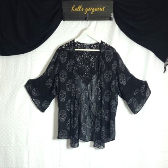 Hot Topic Gothic Shear over shirt w/ Black & white Skulls Women's XL - Picture 1 of 11